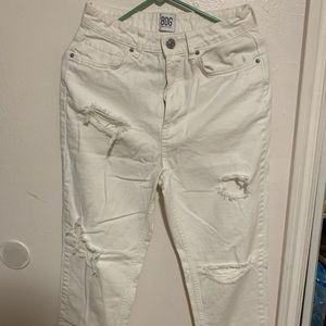 URBAN OUTFITTERS white ripped mom jeans